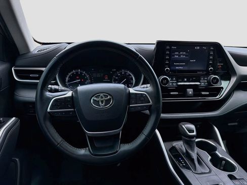 Used 2022 Toyota Highlander XLE FWD image 20