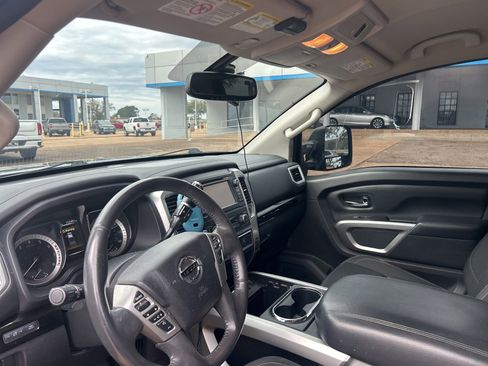 Used 2017 Nissan Titan SV image 11