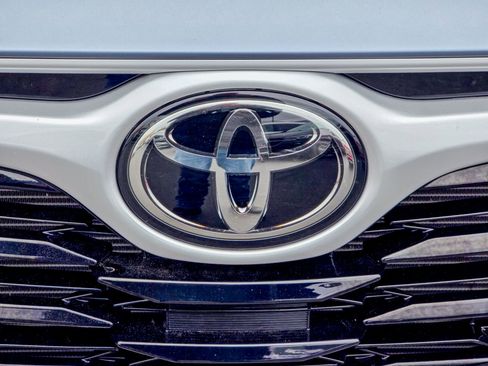 Used 2023 Toyota Highlander XLE image 3