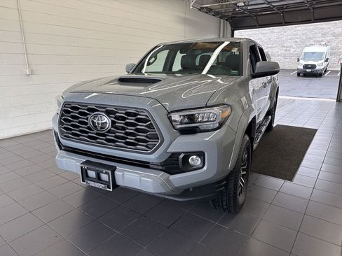 Used 2021 Toyota Tacoma TRD Sport w/ TRD Premium Sport Package AWD/4WD image 3