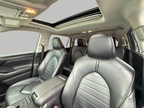 Used 2021 Toyota Highlander XLE image 42