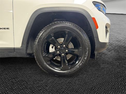 Used 2023 Jeep Grand Cherokee Altitude image 11