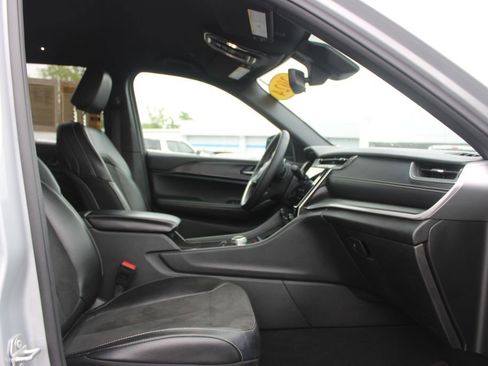 Used 2024 Jeep Grand Cherokee Altitude AWD/4WD image 28
