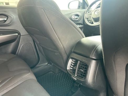 Used 2020 Jeep Cherokee Latitude w/ Cold Weather Group image 12