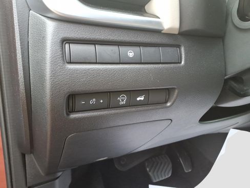 Used 2025 Nissan Rogue SV AWD/4WD image 18