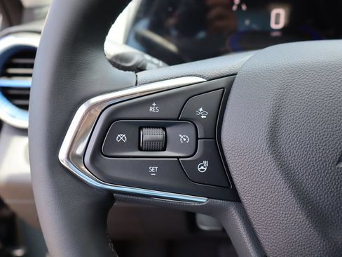 Used 2025 Chevrolet Trax LT w/ LT Convenience Package FWD image 12