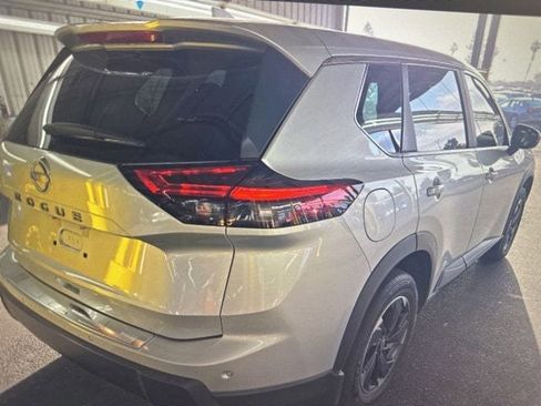 Certified 2025 Nissan Rogue SV FWD image 5
