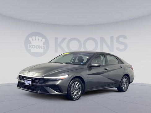 Used 2025 Hyundai Elantra Blue image 1