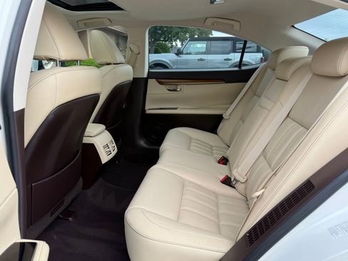 Used 2017 Lexus ES 300h w/ Luxury Package FWD image 11