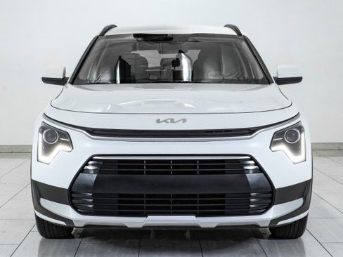Used 2024 Kia Niro LX image 3