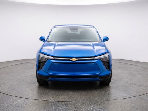 Used 2025 Chevrolet Blazer LT FWD image 2