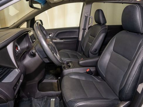 Used 2017 Toyota Sienna SE Premium image 13