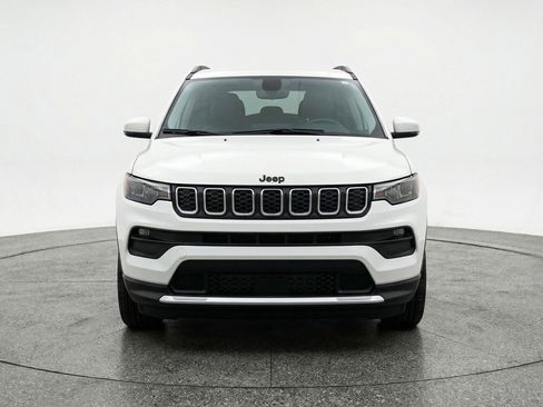 Used 2025 Jeep Compass Latitude image 2