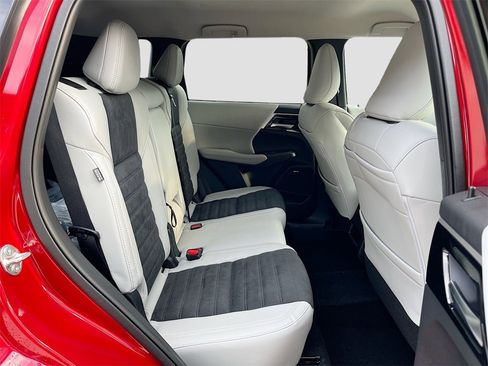 New 2025 Mitsubishi Outlander SE image 27