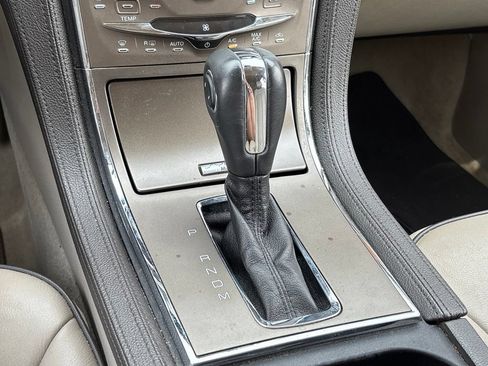 Used 2012 Lincoln MKX FWD image 25