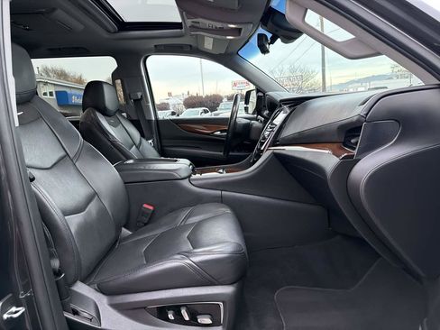 Used 2018 Cadillac Escalade ESV Premium Luxury image 18