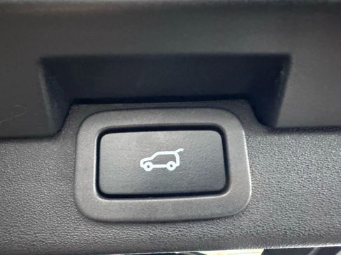 Used 2020 Land Rover Discovery Landmark image 25