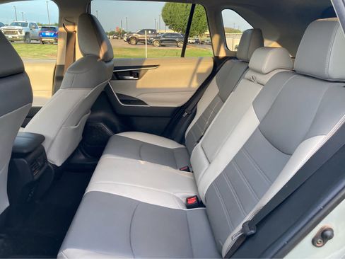 Used 2021 Toyota RAV4 XLE Premium FWD image 7