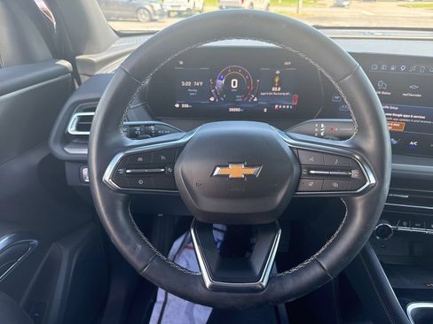 Used 2025 Chevrolet Traverse LT FWD image 24