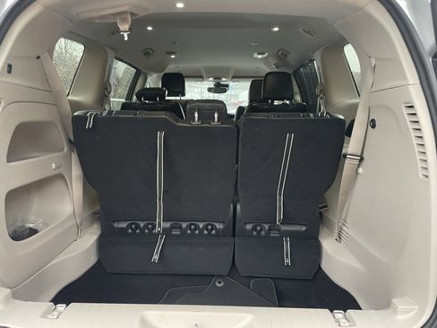 Used 2024 Chrysler Pacifica Touring-L image 19