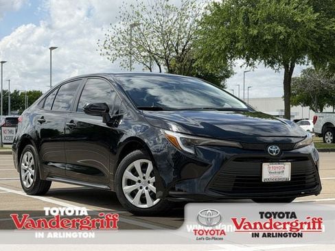 Used 2025 Toyota Corolla LE image 1