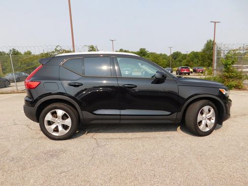 Used 2021 Volvo XC40 T4 Momentum FWD image 5