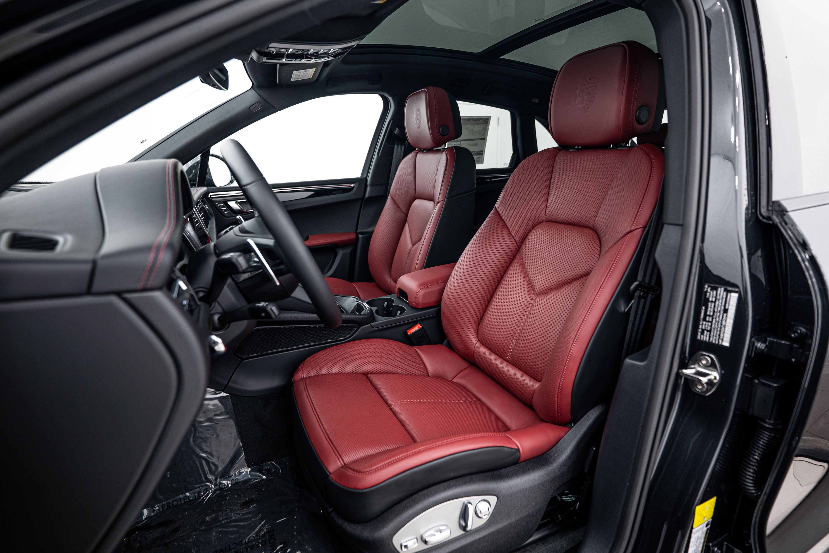 Certified 2026 Porsche Macan AWD/4WD image 5