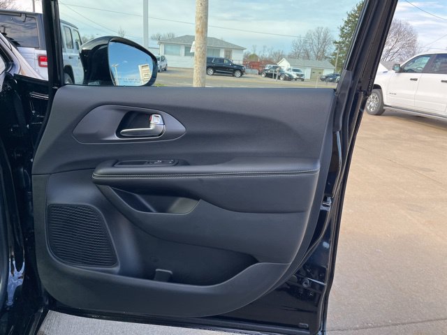 New 2026 Chrysler Pacifica Select w/ S Appearance Package FWD image 17
