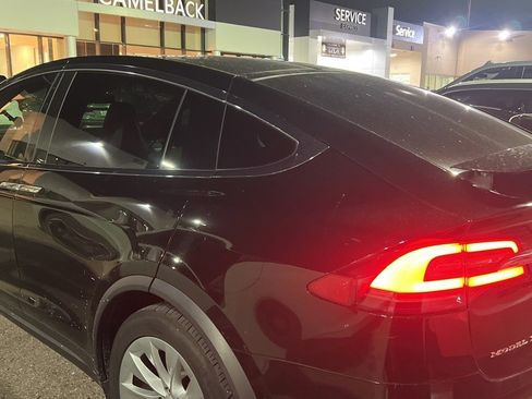 Used 2018 Tesla Model X 75D image 11