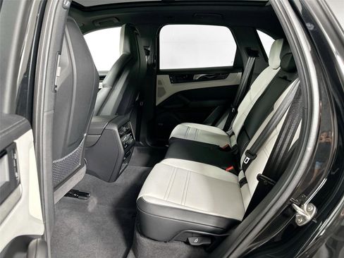 Certified 2025 Porsche Cayenne E-Hybrid AWD/4WD image 27