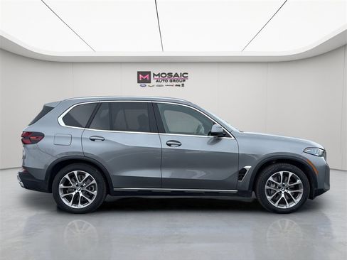 Used 2026 BMW X5 xDrive50e w/ Climate Comfort Package image 9