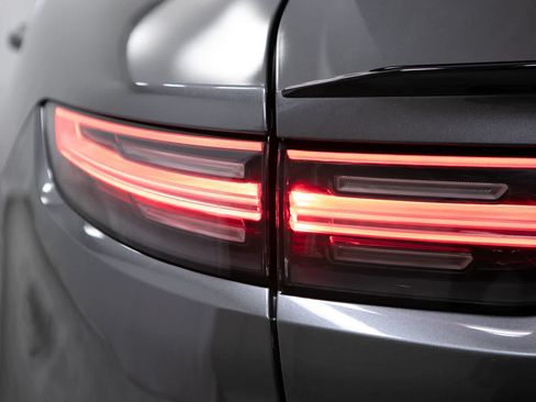 Certified 2022 Porsche Cayenne Turbo AWD/4WD image 18