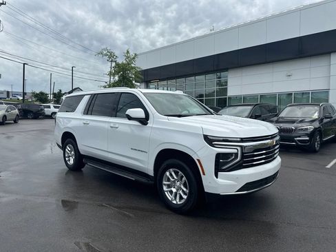Used 2025 Chevrolet Suburban LT RWD image 1