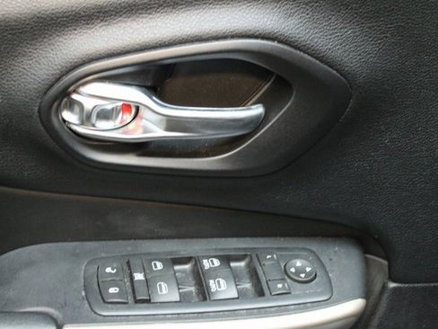 Used 2017 Jeep Cherokee Limited image 17