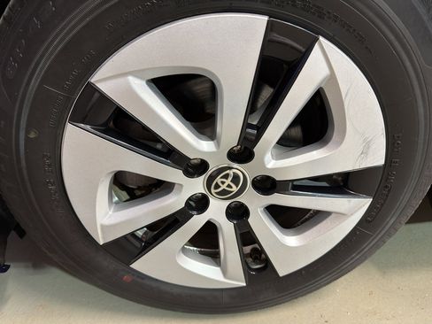 Used 2016 Toyota Prius Four image 33