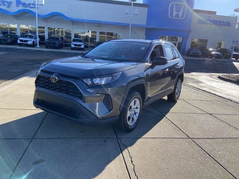 Used 2021 Toyota RAV4 LE image 4