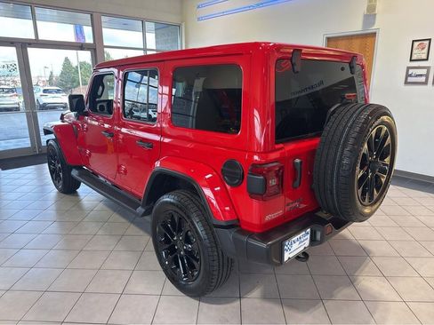 Used 2025 Jeep Wrangler Sahara image 9