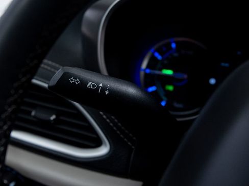 Used 2024 Chrysler Pacifica Limited FWD image 31
