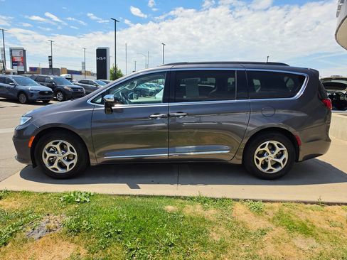 Used 2023 Chrysler Pacifica Limited FWD image 8