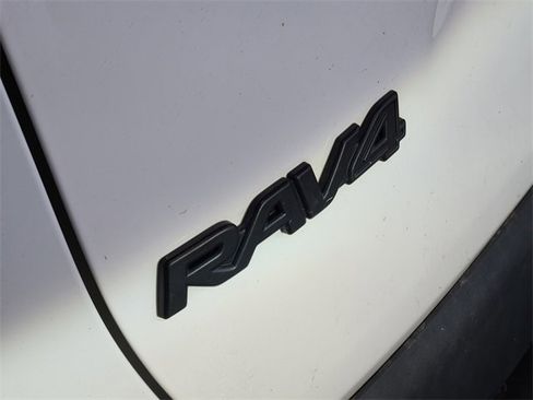 Used 2021 Toyota RAV4 LE AWD/4WD image 10