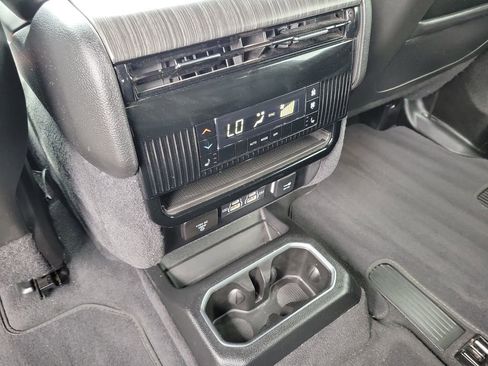 Used 2024 Jeep Wagoneer Series III AWD/4WD image 16