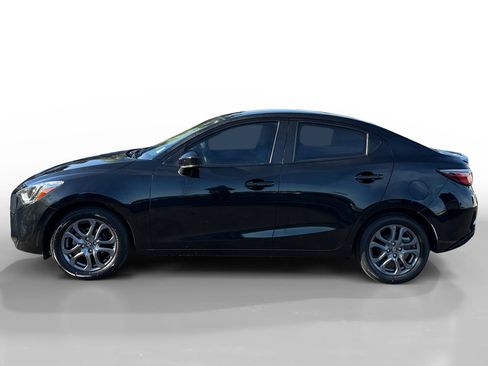 Used 2020 Toyota Yaris XLE image 2