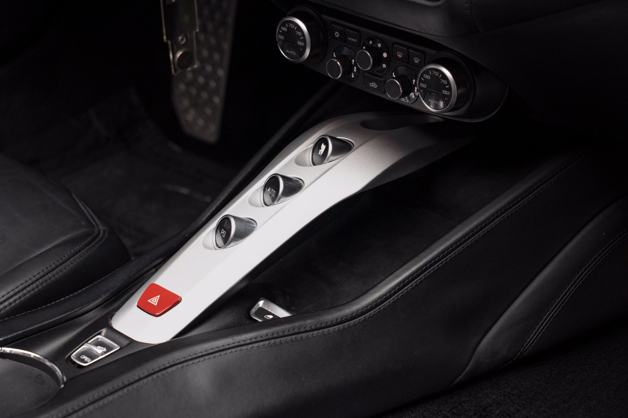 Used 2016 Ferrari California T RWD image 33