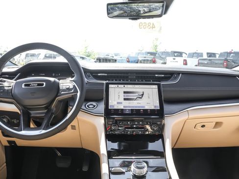 New 2025 Jeep Grand Cherokee Limited w/ Luxury Tech Group II image 10