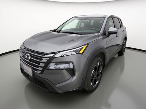 Used 2025 Nissan Rogue SV image 3