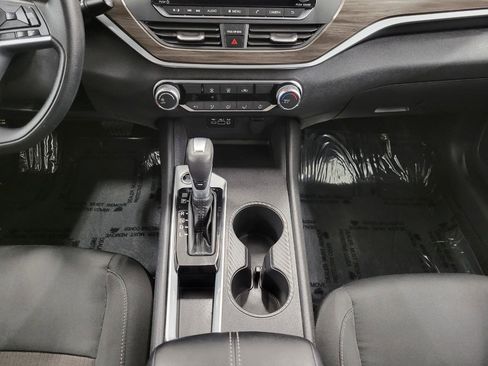Used 2025 Nissan Altima 2.5 SV FWD image 14