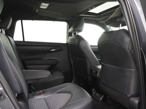 Used 2025 Toyota Highlander XSE AWD/4WD image 15