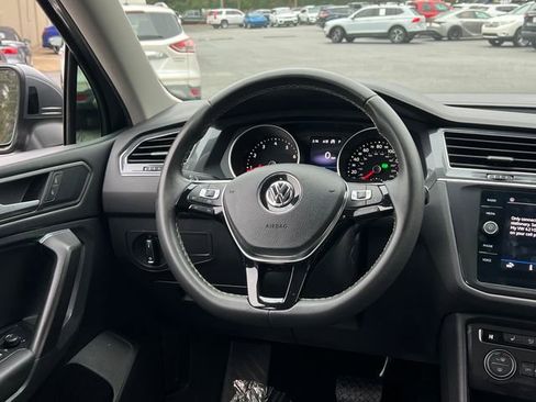 Used 2021 Volkswagen Tiguan SE w/ Panoramic Sunroof Package image 18