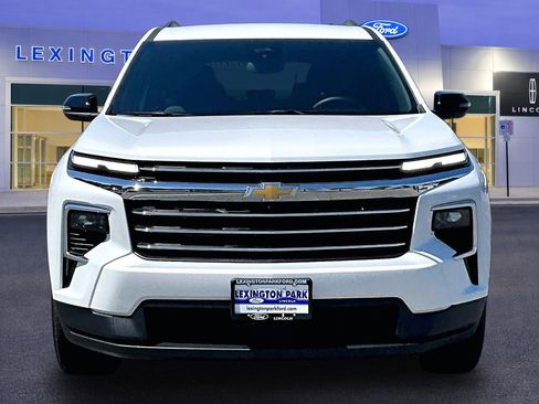 Used 2025 Chevrolet Traverse LT AWD/4WD image 2