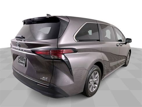 Used 2022 Toyota Sienna XLE image 8